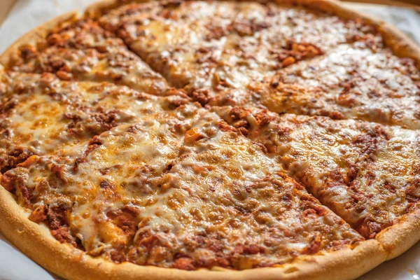 Grote heerlijke traditionele pizza, Italiaans eten traditionele gerechten — Stockfoto