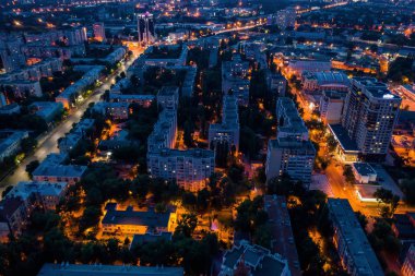 Işıklı Yol Kavşağı, araba trafiği, modern iş ve konutlar, havadan görünüm ile yukarıdaki gece şehir şehir veya merkezi Panoraması