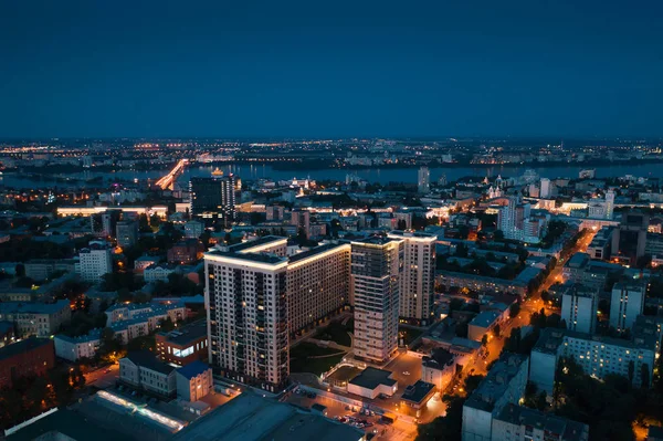 Night City śródmieścia lub centrum Panorama z góry z podświetlonym skrzyżowaniu dróg, ruchu samochodowego, nowoczesnych budynków biznesowych i mieszkalnych, widok z lotu ptaka — Zdjęcie stockowe