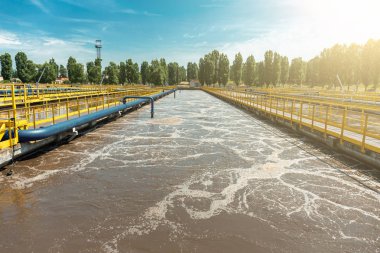 Biyolojik arıtma ve aktif çamur tarafından kirli kanalizasyon suyu temizliği için tank veya rezervuar. Atıksu arıtma tesisinde modern teknolojiler