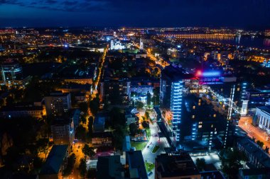 Gece şehir, havadan görünüm Avrupa Midtown gün batımı sonra, drone shot