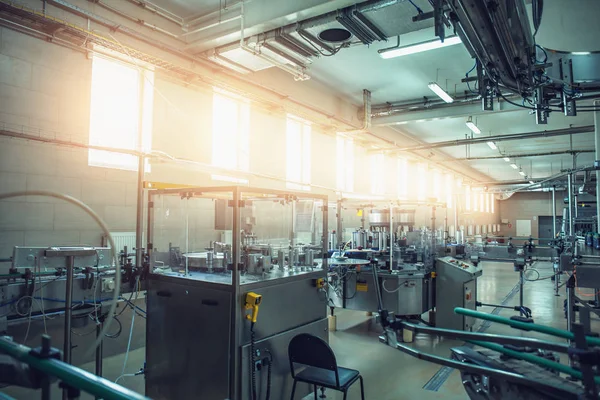 Interior de la fábrica industrial con equipos, línea transportadora y herramientas de acero, fondo de la industria —  Fotos de Stock