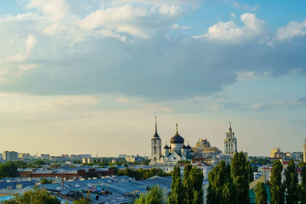 Воронеж в центре города в летний вечер с копировальным пространством — стоковое фото