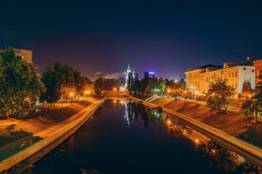 Oryol veya Orel şehir seti gece, Rusya. Işıklı tarihi ve dini binaların yansıtTığı Oka Nehri