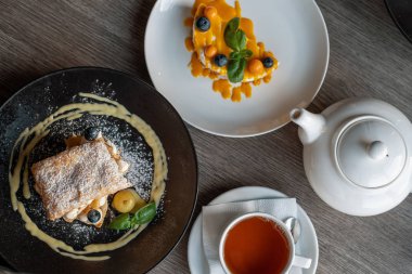 Restoranda çay bardağı ile tabaktabaklarda Kek, üst görünümü