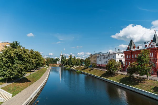 Oryol eller Orel City Embankment i sommardag, Ryssland. Oka River och historiska och religiösa byggnader — Stockfoto