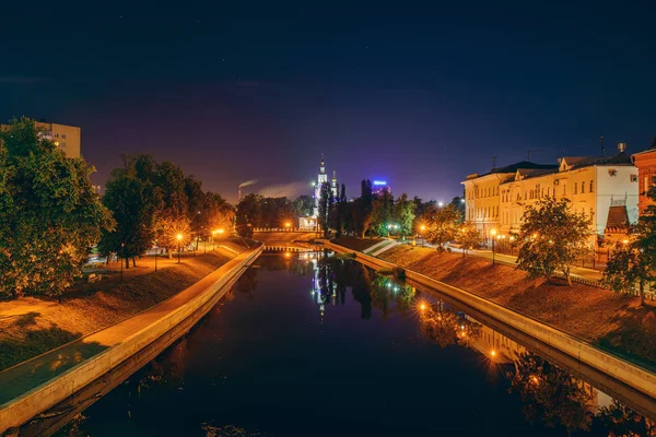 Oryol o terraplén de la ciudad de Orel en la noche, Rusia. Río Oka con reflejo de edificios históricos y religiosos iluminados — Foto de Stock