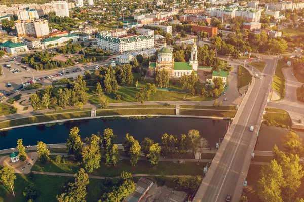 Vista aérea panorámica del centro histórico de la ciudad de Oryol, Rusia con puente, río Oka, edificios históricos y templos ortodoxos — Foto de Stock