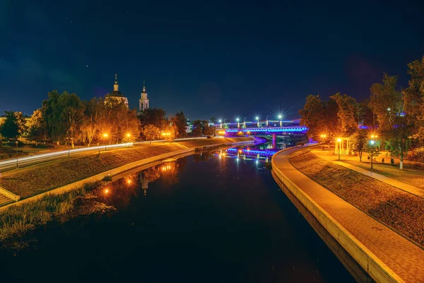 Oryol oder orel Stadtdamm in der Nacht, Russland. oka Fluss mit beleuchteten historischen und religiösen Gebäuden — Stockfoto