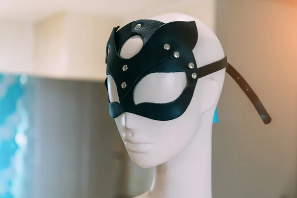 Leder bdsm Maske auf weibliche Schaufensterpuppe Kopf, Nahaufnahme — Stockfoto