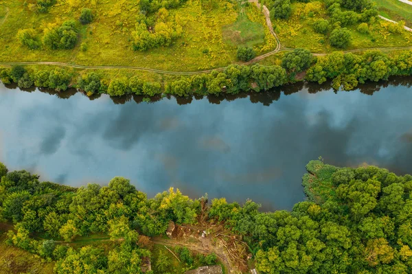 Vista aerea dall'alto verso il basso del fiume tra verde paesaggio estivo con riflesso del cielo blu con nuvole — Foto Stock