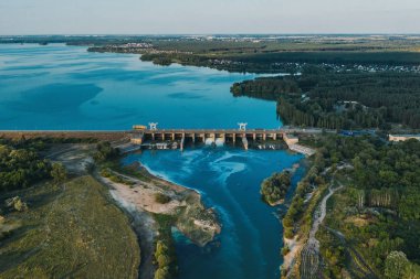 Akan su ile rezervuar beton Barajı havadan panoramik görünümü, hidroelektrik santrali