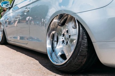 Lowrider özel ayarlı spor otomobil tekerleği küçük lastik lastik ve büyük disk ile