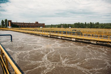 Kanalizasyonun arıtılması ve biyolojik arıtmaiçin tankveya rezervuarlı atıksu arıtma tesisi