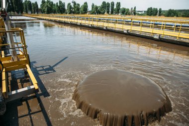 Atıksu arıtma tesisinde kanalizasyonun arıtılması ve biyolojik arıtılması için tanklar