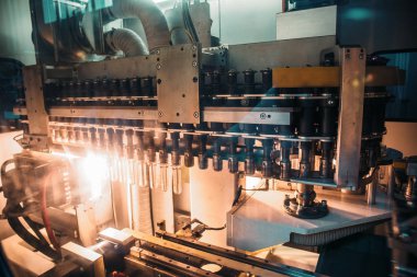 Endüstriyel ekipmanlar. Soyut sanayi arka plan olarak Pet preforms plastik şişe üfleme için Makine