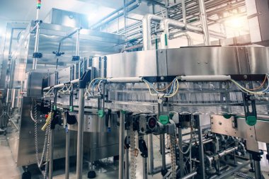 İçecek fabrikasında veya fabrika iç lerinde endüstriyel makine, endüstri ekipmanları