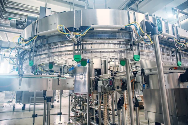 음료 공장 내부의 플라스틱 병에 주스를 병에 담는 자동화 된 산업용 공작 기계 컨베이어 장비 — 스톡 사진