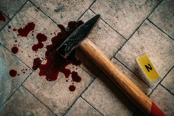Tatort, Blut des Opfers und Hammer - Mordwaffe aus nächster Nähe — Stockfoto