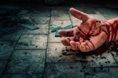 Cinayet tarafından öldürülen adamın yerde kana bulalı suç mahalli, ceset parçası yakından