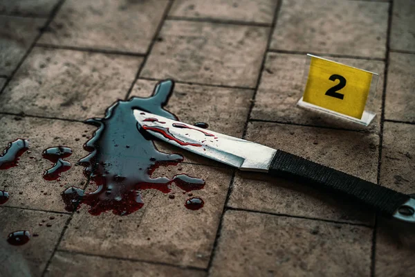 Escena del crimen con cuchillo marcado con el número de sangre de la víctima en el suelo. Investigación de asesinato cruel —  Fotos de Stock
