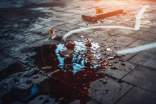 Лужа густой крови и молоток - орудие убийства на грязном полу. Место преступления, крупный план — стоковое фото
