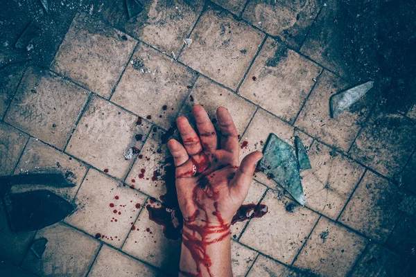 Misdaad scène met menselijke hand in bloed op de vloer van gedood man door moord, dode lichaam deel close-up. — Stockfoto