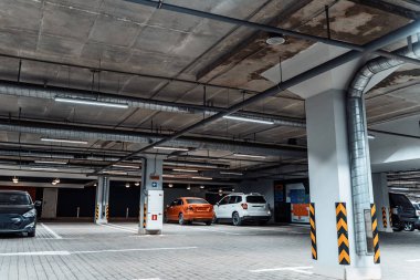 Araçlar ile modern alışveriş merkezi altında ışıklı yeraltı otopark iç