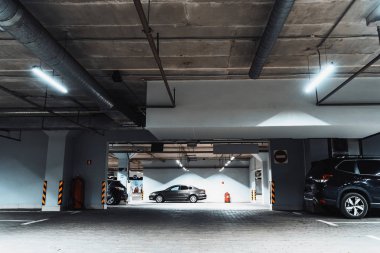 Araçlar ile modern alışveriş merkezi altında ışıklı yeraltı otopark iç