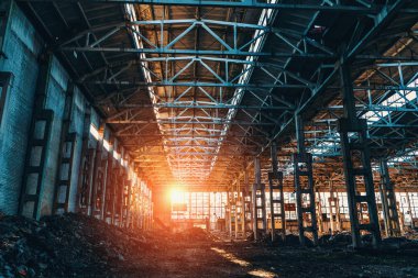 Gün batımı ışığında harap ve terk edilmiş sanayi fabrikası depo hangarı,