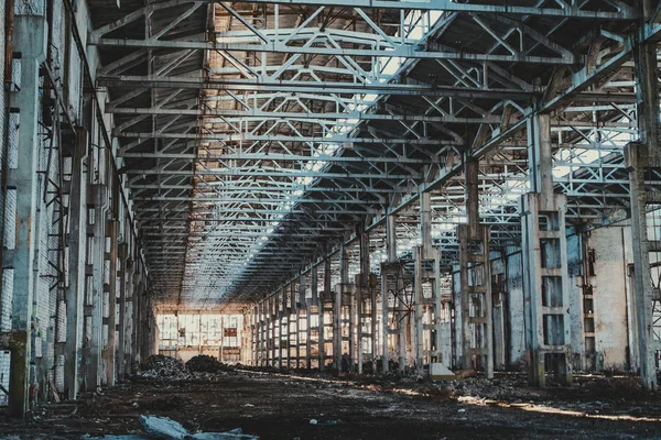 Hangar de armazém industrial arruinado e abandonado com vista perspectiva — Fotografia de Stock