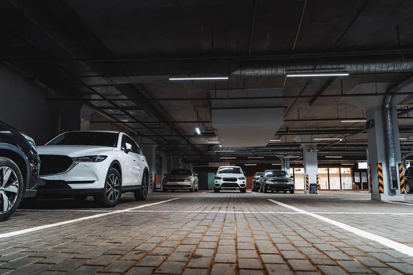 Garaż publiczny parkowanie samochodów, stylu filmu stonowanych — Zdjęcie stockowe