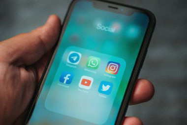 Moskova, Rusya - Circa Ağustos 2019 : Iphone Xr erkek elinde popüler sosyal medya uygulaması simgeleri veya akıllı telefon kullanımı yaşam tarzı için ekranda uygulamalar