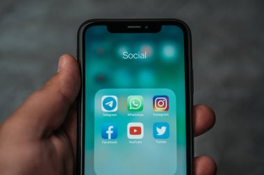 Moskova, Rusya - Circa Ağustos 2019 : Iphone Xr erkek elinde popüler sosyal medya uygulaması simgeleri veya akıllı telefon kullanımı yaşam tarzı için ekranda uygulamalar