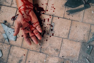 Cinayet, ölü vücut parçası, üst görünümü tarafından öldürülen adamın kirli zeminüzerinde Kan İnsan Eli ile Suç Sahnesi