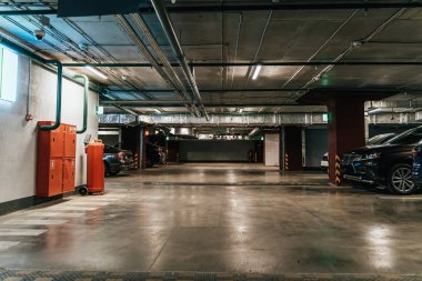 Otopark, Araçlar ile modern Alışveriş Merkezi altında Işıklı Yeraltı Otopark ı Lots