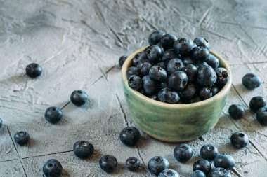 Fotokopi Alanı ile Masada Tabakta Taze Yaban Mersini. Sağlıklı Beslenme için Ham Organik Bilberry Close Up