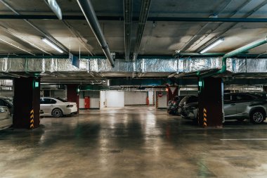 Otopark, Araçlar ile modern Alışveriş Merkezi altında Işıklı Yeraltı Otopark ı Lots