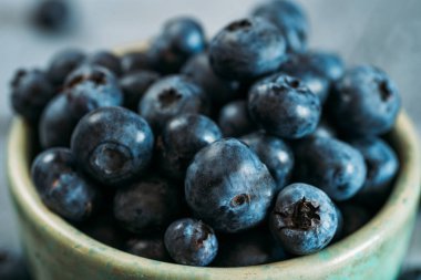 Tabakta Taze Yaban Mersini. Sağlıklı Beslenme için Ham Organik Bilberry Close Up