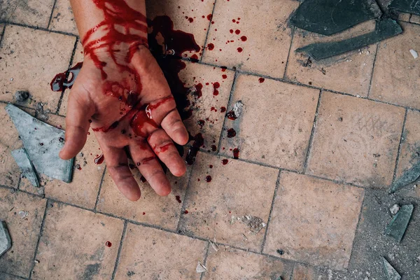 Cena de crime com mão humana em sangue no chão sujo de homem morto por assassinato, parte do corpo morto, vista superior — Fotografia de Stock