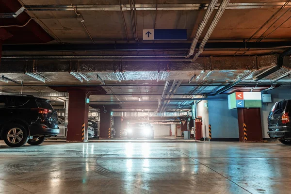 Otopark, Araçlar ile modern Alışveriş Merkezi altında Işıklı Yeraltı Otopark ı Lots