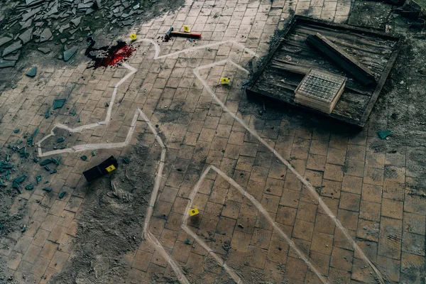 Misdaad scène met witte krijt omtrek van gedood lichaam, bloed een vloer. Moordonderzoek concept — Stockfoto