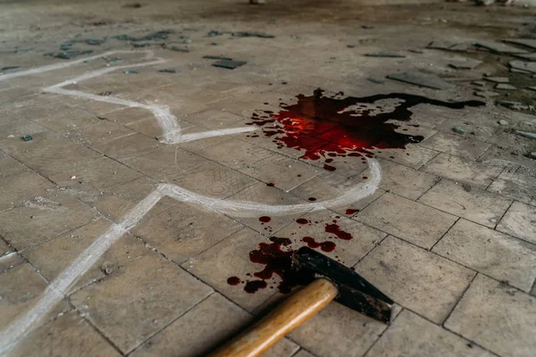 Escena del crimen con martillo en el suelo sucio Arma de matar y tiza blanca Esquema del cuerpo asesinado con sangre — Foto de Stock