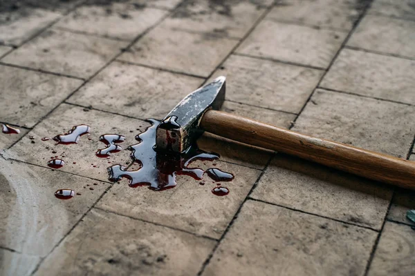 Scena zbrodni z młotkiem na brudnej podłodze broń zabijania i biała kreda zarys zamordowanego ciała z krwią — Zdjęcie stockowe