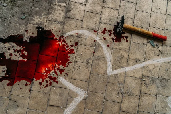 Crime Scene with Hammer on dirty floor Weapon of Killing and white chalk Outline of Murdered Body with Blood — Stock Photo, Image