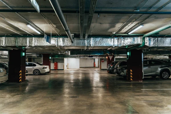 Parking, parking souterrain éclairé Terrains sous le centre commercial moderne avec véhicules — Photo