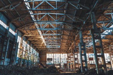 Perspektif manzaralı harap ve terk edilmiş sanayi fabrikası depo hangarı
