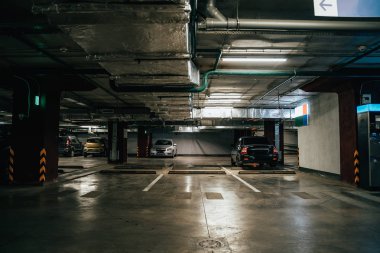 Otopark, Araçlar ile modern Alışveriş Merkezi altında Işıklı Yeraltı Otopark ı Lots