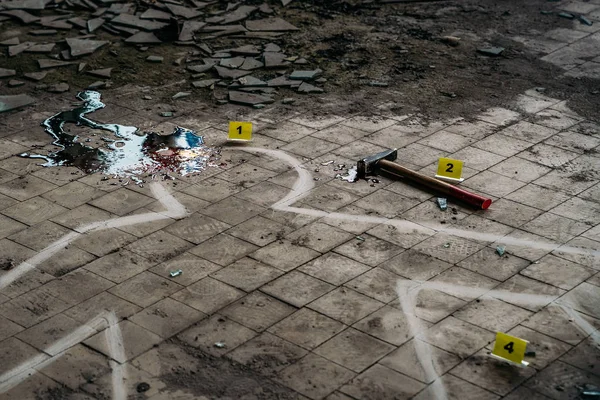 Σκηνή εγκλήματος με σφυρί στο βρώμικο πάτωμα όπλο του φόνου και λευκή κιμωλία περίγραμμα του δολοφονημένου σώματος με αίμα — Φωτογραφία Αρχείου