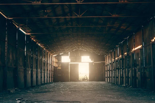 Grande hangar de ferro enferrujado vazio e sujo abandonado, armazém assustador dentro — Fotografia de Stock